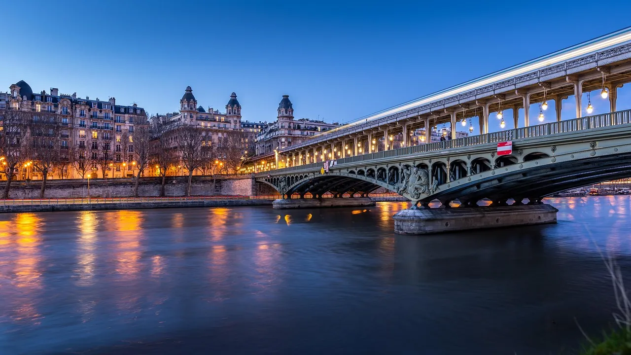 Le pont de Bir-Hakeim et ses arches éclairées au-dessus de la Seine à la nuit tombée