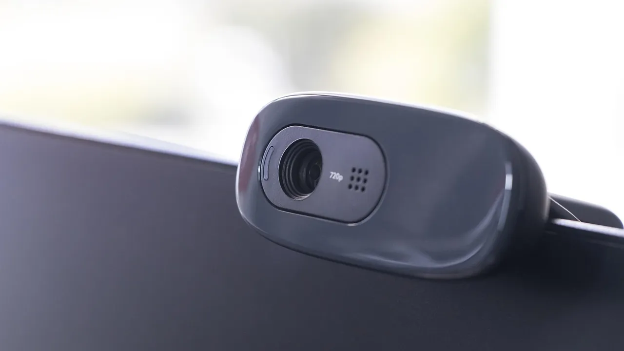 Webcam posée sur un écran, l'outil des ateliers d'équipe à distance